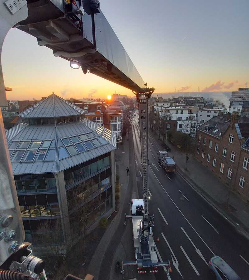 Blick aus dem Kran-Korb in einer Stadt. Sonnenaufgang Atmosphäre